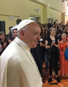 Papa Francesco in visita alla scuola di Elisa