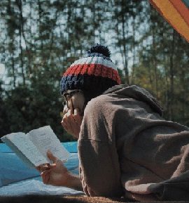 Leggere in uno scatto