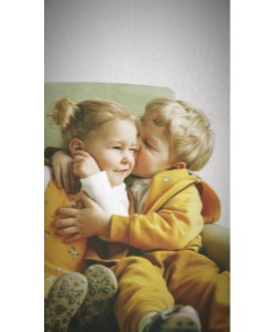 TUTTI VOGLIONO UN ABBRACCIO